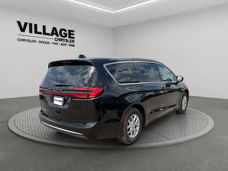 2027 Chrysler Pacifica Select, černá, dovoz Kanada — foto 4 z 12