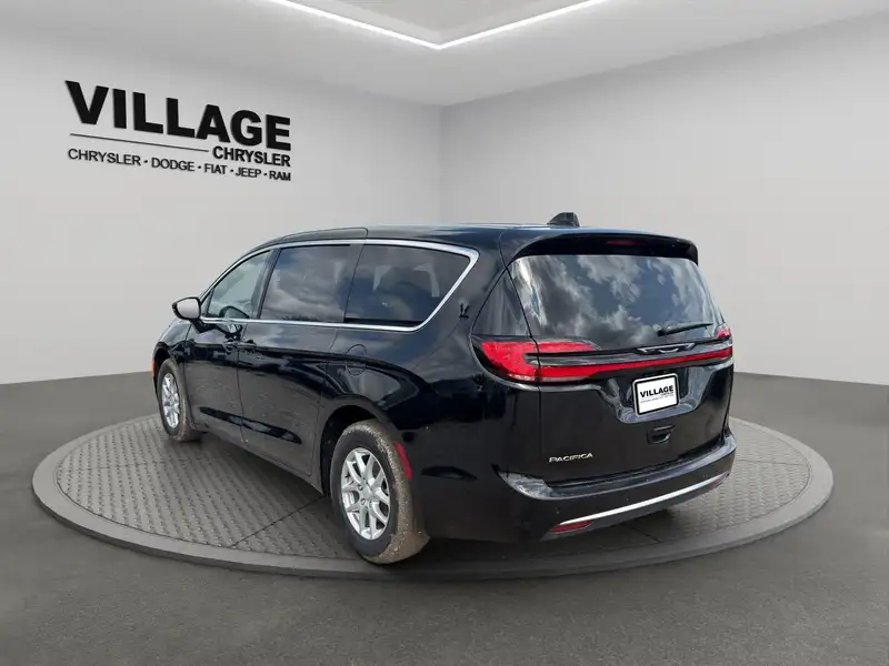 2027 Chrysler Pacifica Select, černá, dovoz Kanada — foto 6 z 12