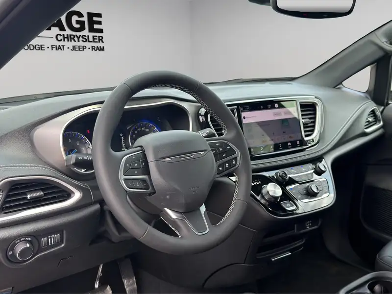 2027 Chrysler Pacifica Select, černá, dovoz Kanada — foto 7 z 12