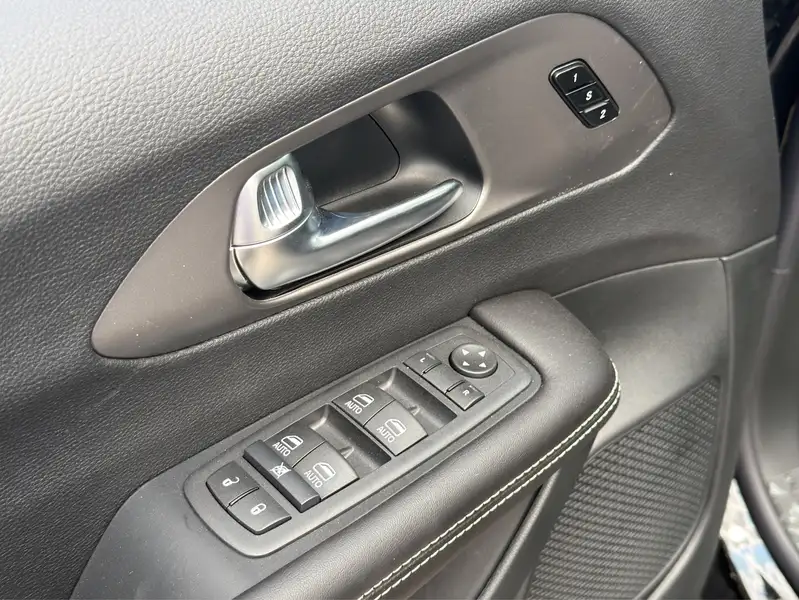 2027 Chrysler Pacifica Select, černá, dovoz Kanada — foto 8 z 12
