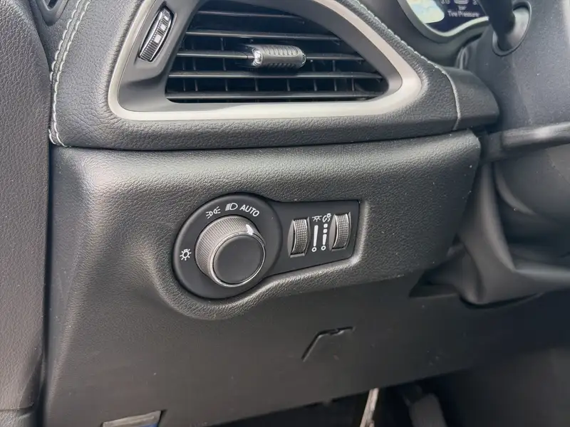 2027 Chrysler Pacifica Select, černá, dovoz Kanada — foto 9 z 12