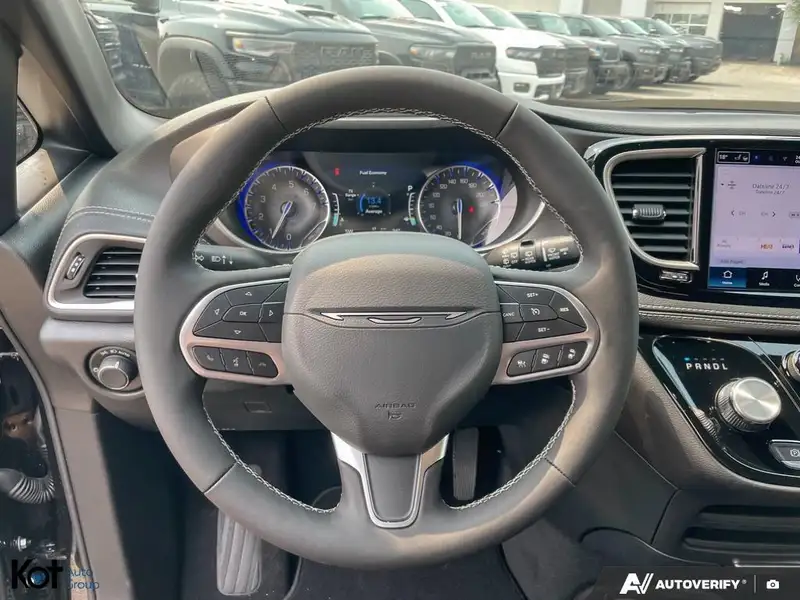 2027 Chrysler Pacifica SELECT, černá, 11 km, dovoz Kanada — foto 10 z 12