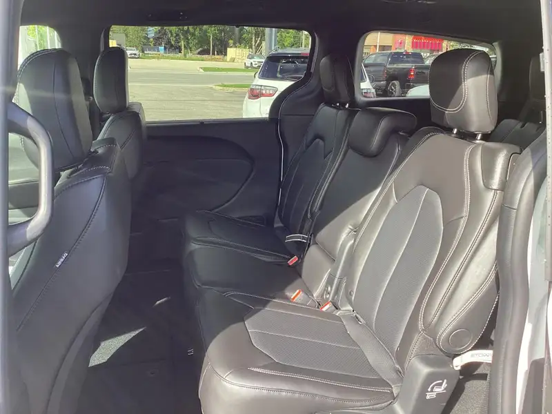 2027 Chrysler Pacifica Select, bílá, 0 km, dovoz Kanada — foto 10 z 12