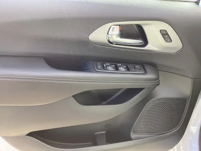 2027 Chrysler Pacifica Select, bílá, 0 km, dovoz Kanada — foto 11 z 12
