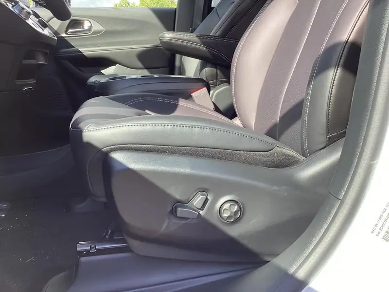 2027 Chrysler Pacifica Select, bílá, 0 km, dovoz Kanada — foto 12 z 12