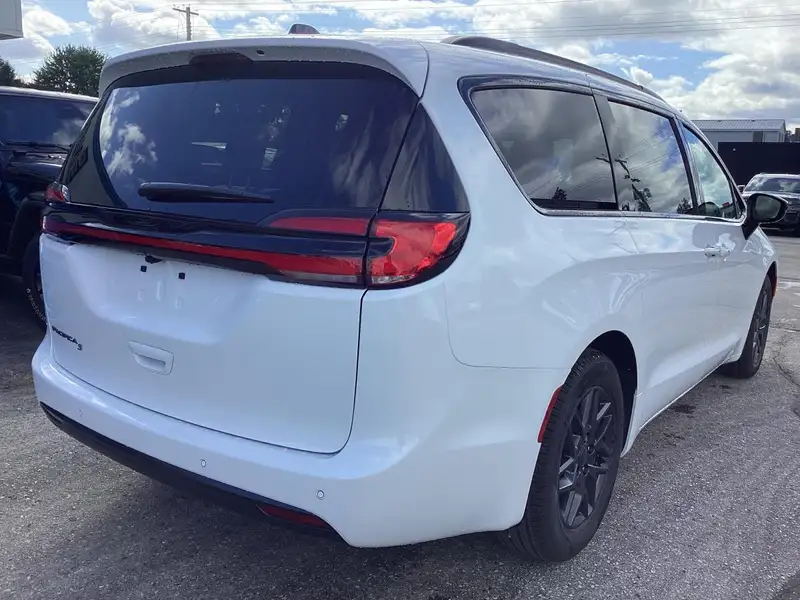 2027 Chrysler Pacifica Select, bílá, 0 km, dovoz Kanada — foto 5 z 12