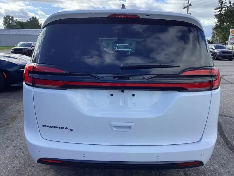 2027 Chrysler Pacifica Select, bílá, 0 km, dovoz Kanada — foto 6 z 12
