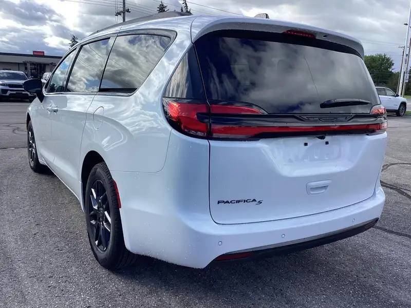 2027 Chrysler Pacifica Select, bílá, 0 km, dovoz Kanada — foto 7 z 12
