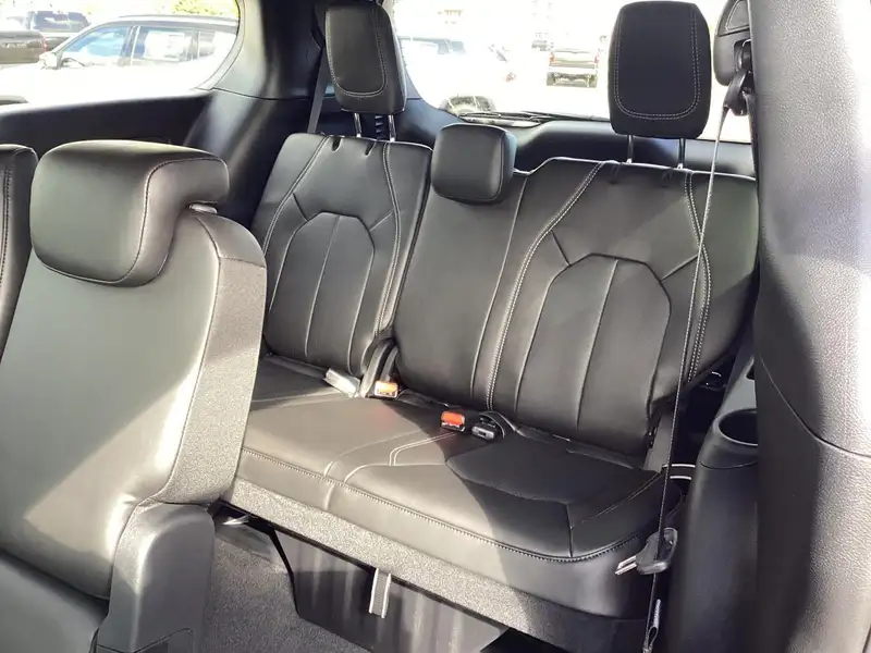 2027 Chrysler Pacifica Select, bílá, 0 km, dovoz Kanada — foto 9 z 12