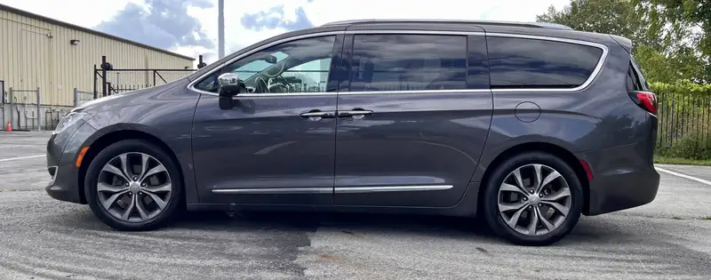 2018 Chrysler Pacifica Limited, šedá, 160 922 km, dovoz Kanada — foto 2 z 12