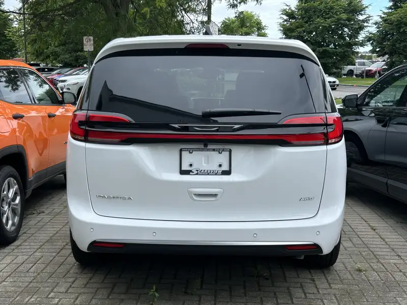 2027 Chrysler Pacifica Select AWD, bílá, dovoz Kanada — foto 3 z 3