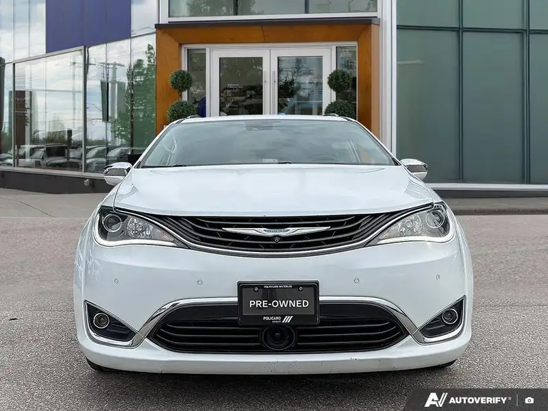 2018 Chrysler Pacifica Limited, bílá, 136 410 km, dovoz Kanada — foto 2 z 12