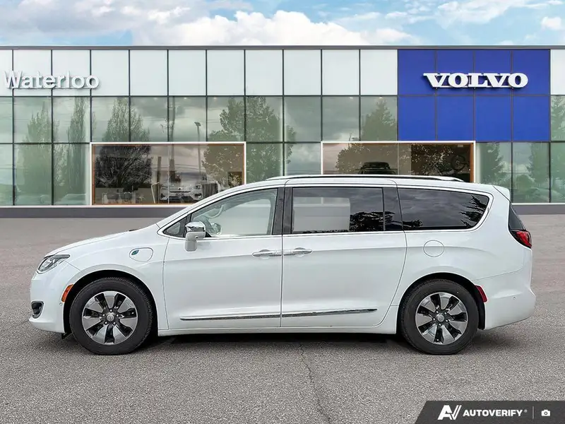 2018 Chrysler Pacifica Limited, bílá, 136 410 km, dovoz Kanada — foto 3 z 12
