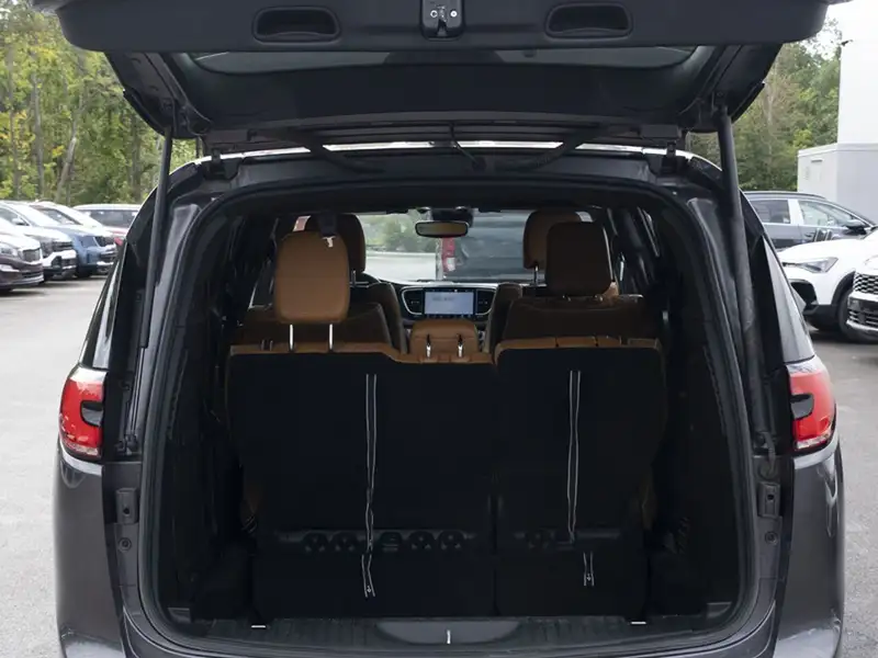2023 Chrysler Pacifica Pinnacle 2RM, šedá, 50 343 km, dovoz Kanada — foto 7 z 12