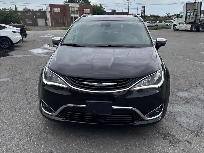 2017 Chrysler Pacifica Platinum, černá, 113 040 km, dovoz Kanada — foto 2 z 8