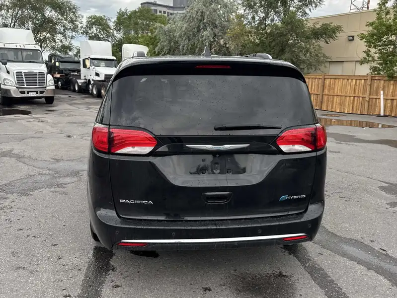 2017 Chrysler Pacifica Platinum, černá, 113 040 km, dovoz Kanada — foto 4 z 8