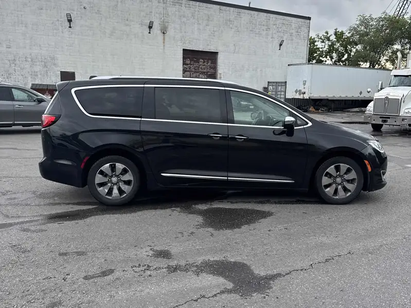 2017 Chrysler Pacifica Platinum, černá, 113 040 km, dovoz Kanada — foto 5 z 8