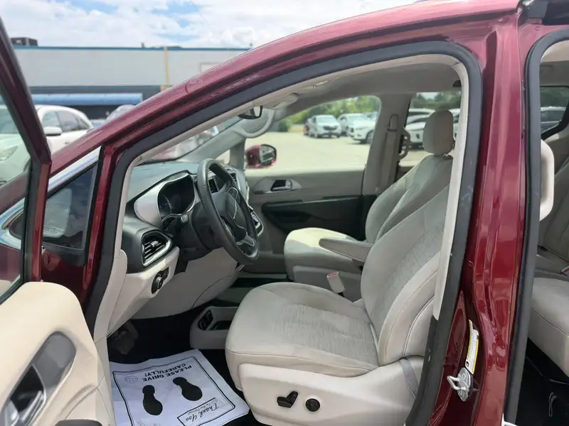 2018 Chrysler Pacifica Touring Plus, červená, 147 950 km, dovoz Kanada — foto 10 z 12