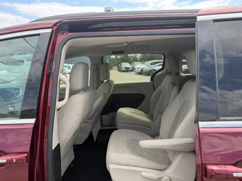 2018 Chrysler Pacifica Touring Plus, červená, 147 950 km, dovoz Kanada — foto 11 z 12