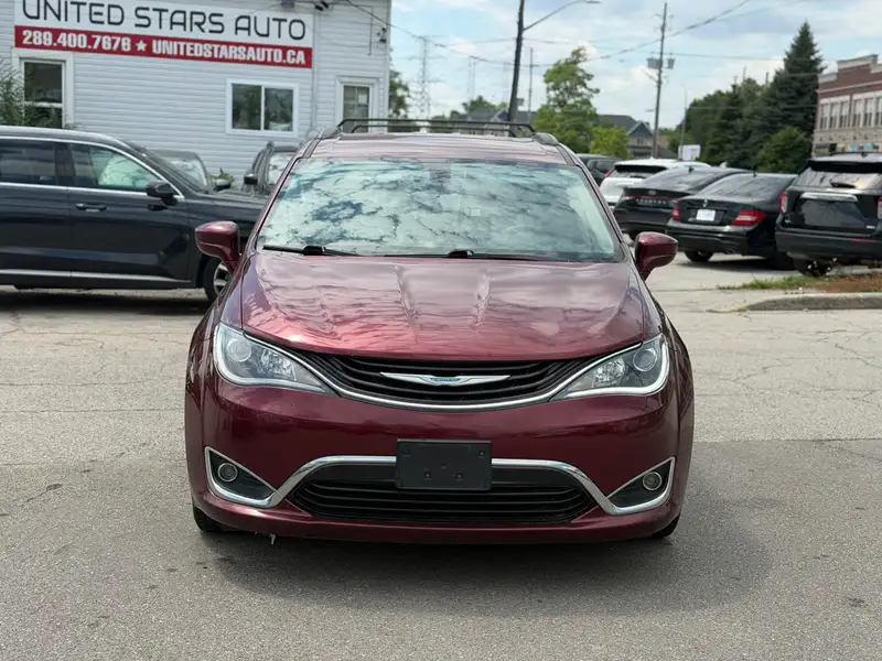 2018 Chrysler Pacifica Touring Plus, červená, 147 950 km, dovoz Kanada — foto 2 z 12
