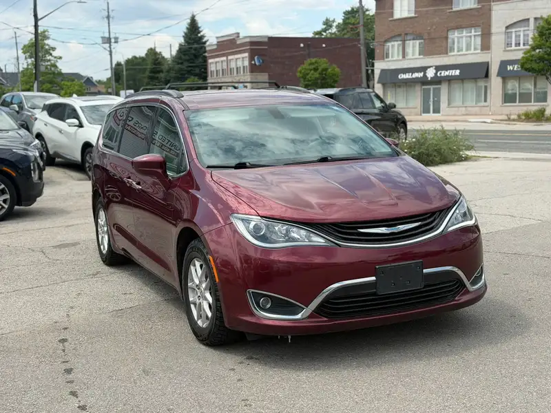 2018 Chrysler Pacifica Touring Plus, červená, 147 950 km, dovoz Kanada — foto 3 z 12