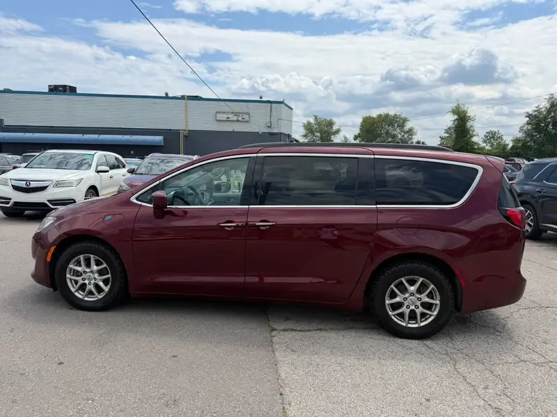 2018 Chrysler Pacifica Touring Plus, červená, 147 950 km, dovoz Kanada — foto 5 z 12