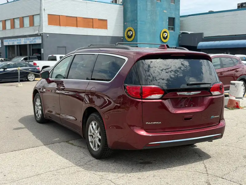 2018 Chrysler Pacifica Touring Plus, červená, 147 950 km, dovoz Kanada — foto 8 z 12