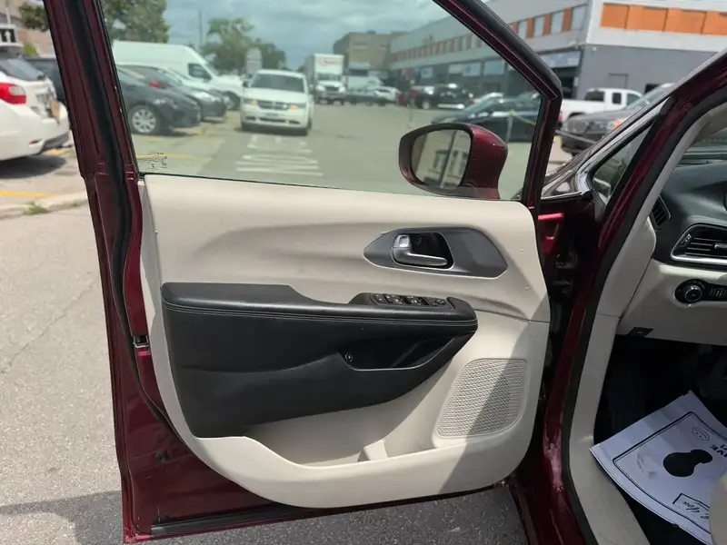 2018 Chrysler Pacifica Touring Plus, červená, 147 950 km, dovoz Kanada — foto 9 z 12