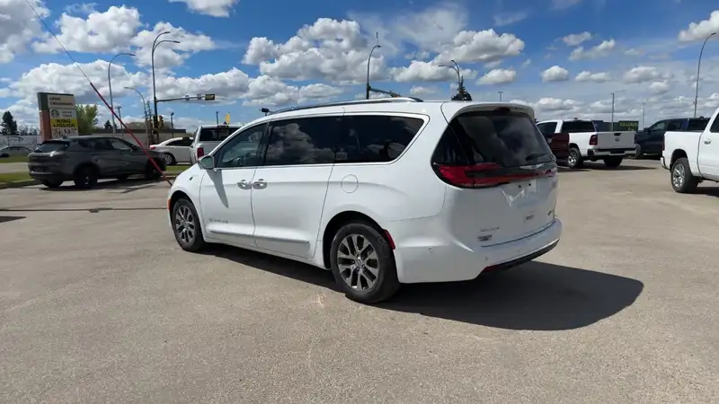 2024 Chrysler Pacifica Pinnacle 2WD, bílá, 9 690 km, dovoz Kanada — foto 4 z 12