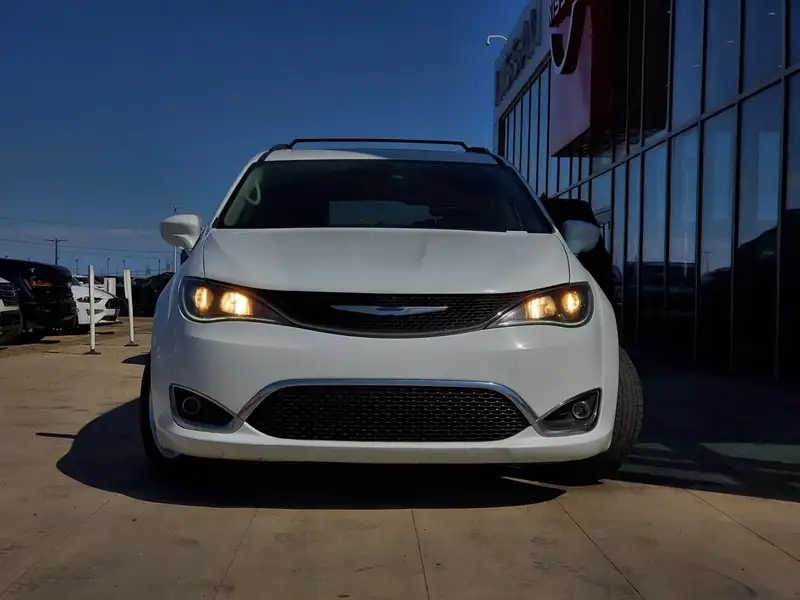 2017 Chrysler Pacifica Touring-L Plus, bílá, 152 584 km, dovoz Kanada — foto 2 z 12