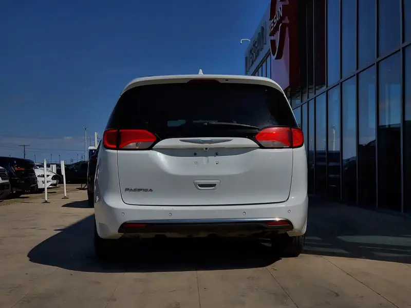 2017 Chrysler Pacifica Touring-L Plus, bílá, 152 584 km, dovoz Kanada — foto 4 z 12