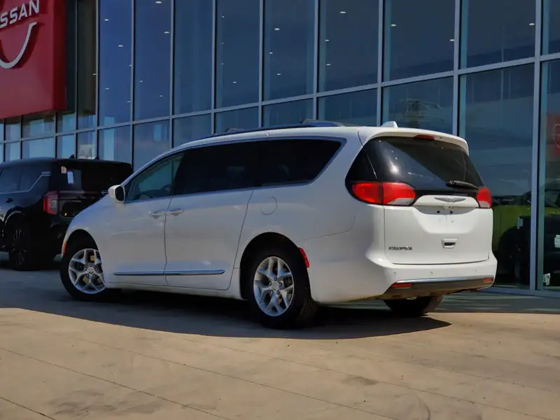 2017 Chrysler Pacifica Touring-L Plus, bílá, 152 584 km, dovoz Kanada — foto 5 z 12