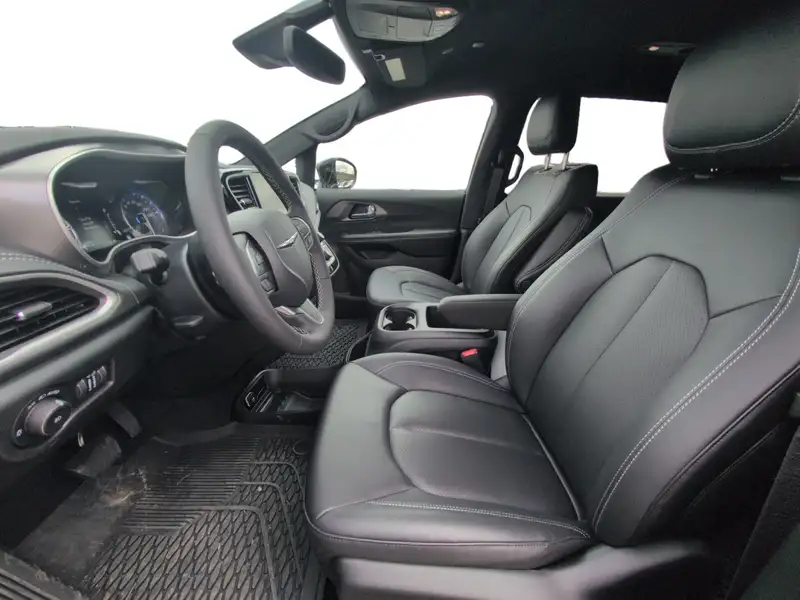 2026 Chrysler Pacifica Select, červená, 2 582 km, dovoz Kanada — foto 9 z 12
