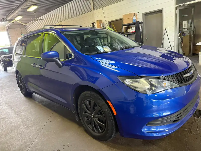 2019 Chrysler Pacifica, modrá, 111 908 km, dovoz Kanada — foto 3 z 12