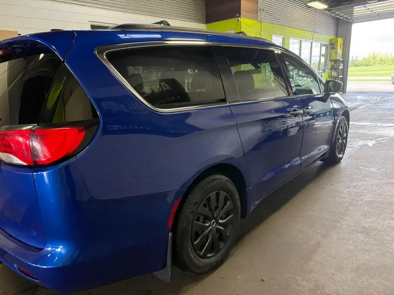 2019 Chrysler Pacifica, modrá, 111 908 km, dovoz Kanada — foto 4 z 12