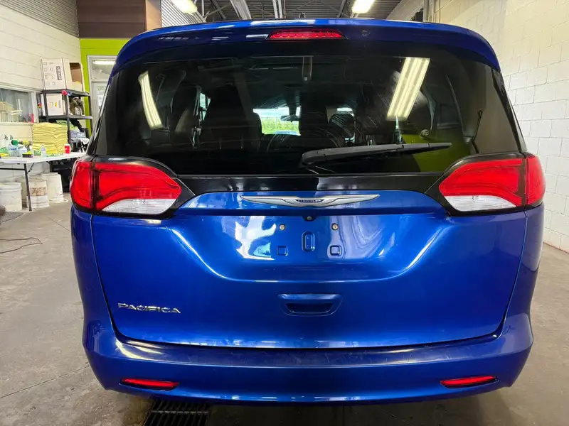 2019 Chrysler Pacifica, modrá, 111 908 km, dovoz Kanada — foto 5 z 12