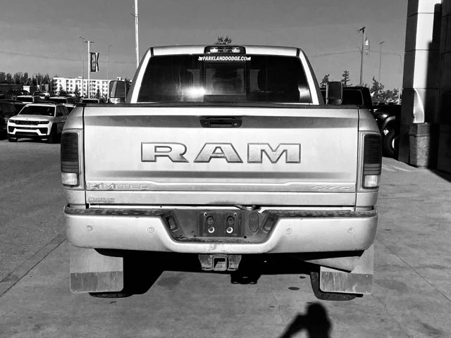 2016 RAM 3500 Longhorn Limited, stříbrná, 242 485 km, dovoz Kanada — foto 5 z 8
