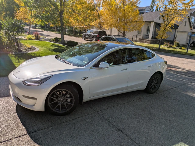 2019 Tesla Model 3 Standard Range Plus, bílá, 139 000 km, dovoz Kanada — foto 2 z 5