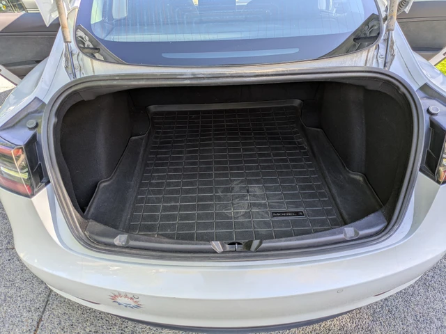 2019 Tesla Model 3 Standard Range Plus, bílá, 139 000 km, dovoz Kanada — foto 4 z 5