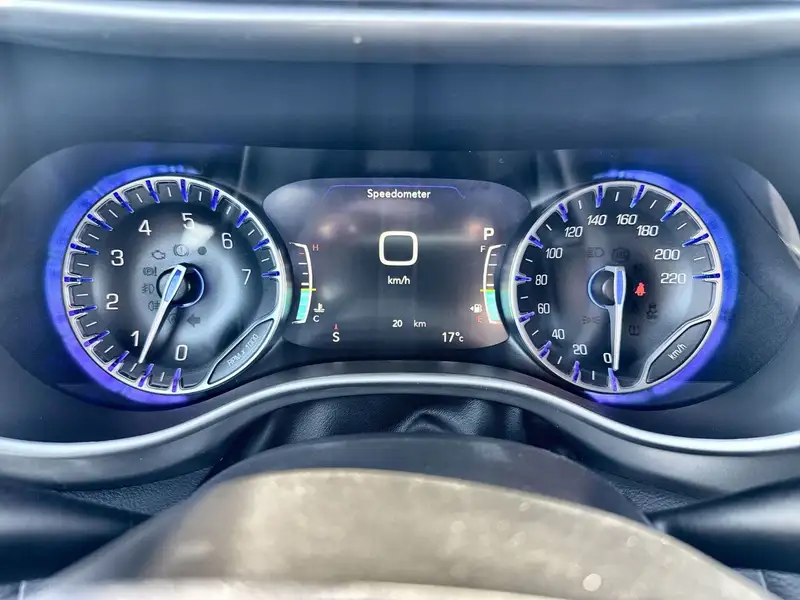 2025 Chrysler Pacifica Select AWD, bílá, 6 729 km, dovoz Kanada — foto 10 z 12