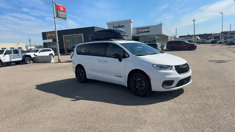2025 Chrysler Pacifica Select AWD, bílá, 6 729 km, dovoz Kanada — foto 2 z 12