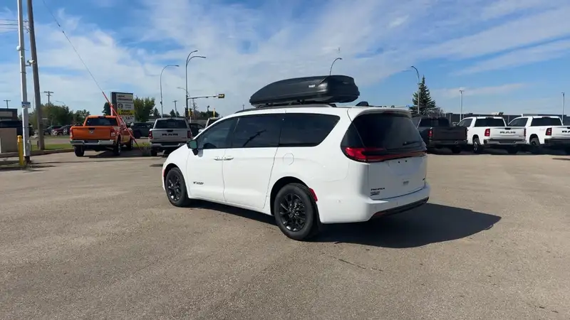 2025 Chrysler Pacifica Select AWD, bílá, 6 729 km, dovoz Kanada — foto 4 z 12