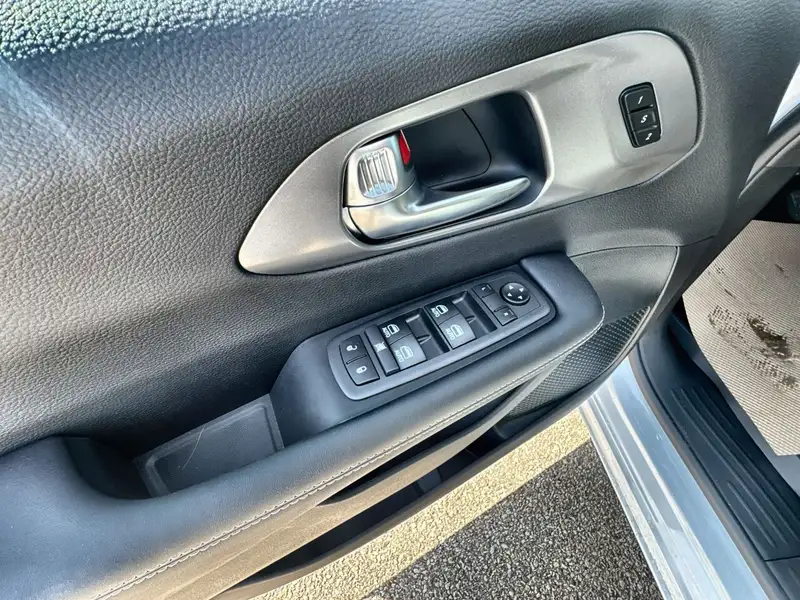 2025 Chrysler Pacifica Select AWD, bílá, 6 729 km, dovoz Kanada — foto 8 z 12