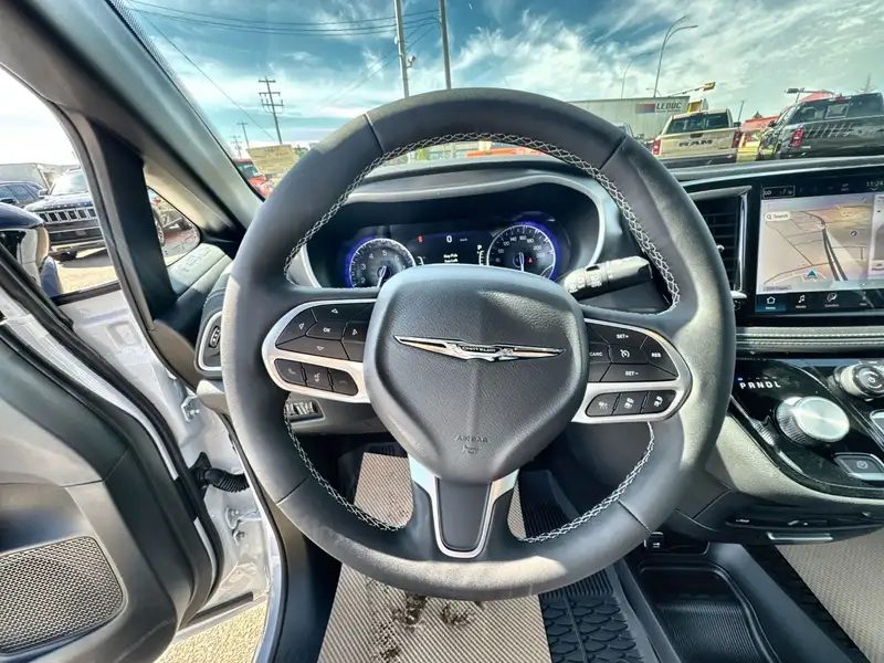 2025 Chrysler Pacifica Select AWD, bílá, 6 729 km, dovoz Kanada — foto 9 z 12