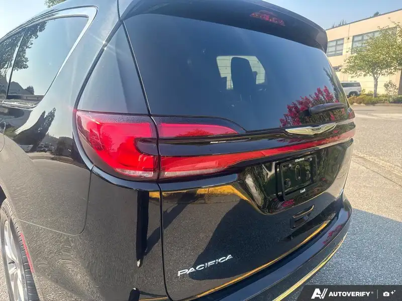2025 Chrysler Pacifica Select Black, černá, 9 636 km, dovoz Kanada — foto 9 z 12