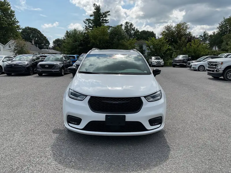2025 Chrysler Pacifica Limited, bílá, 88 954 km, dovoz Kanada — foto 2 z 12