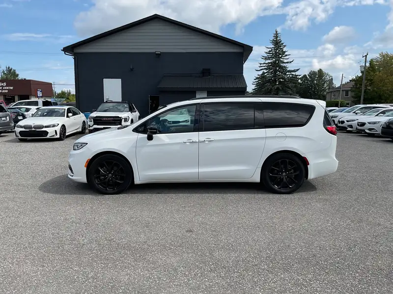 2025 Chrysler Pacifica Limited, bílá, 88 954 km, dovoz Kanada — foto 3 z 12