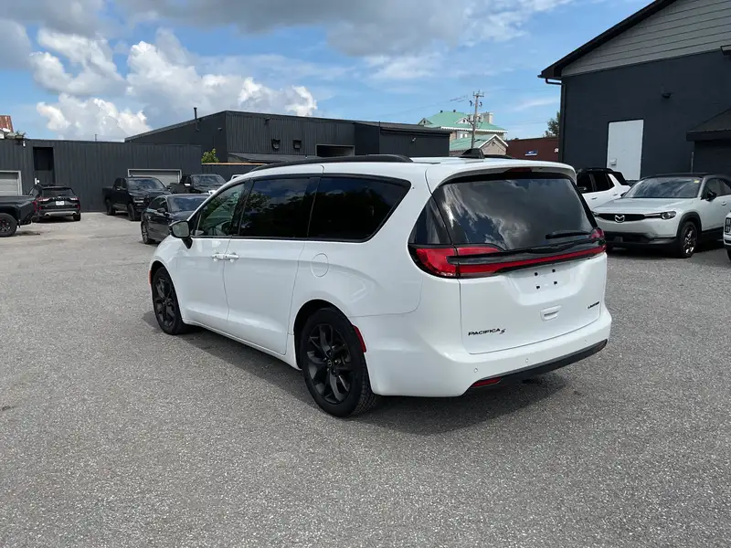 2025 Chrysler Pacifica Limited, bílá, 88 954 km, dovoz Kanada — foto 4 z 12