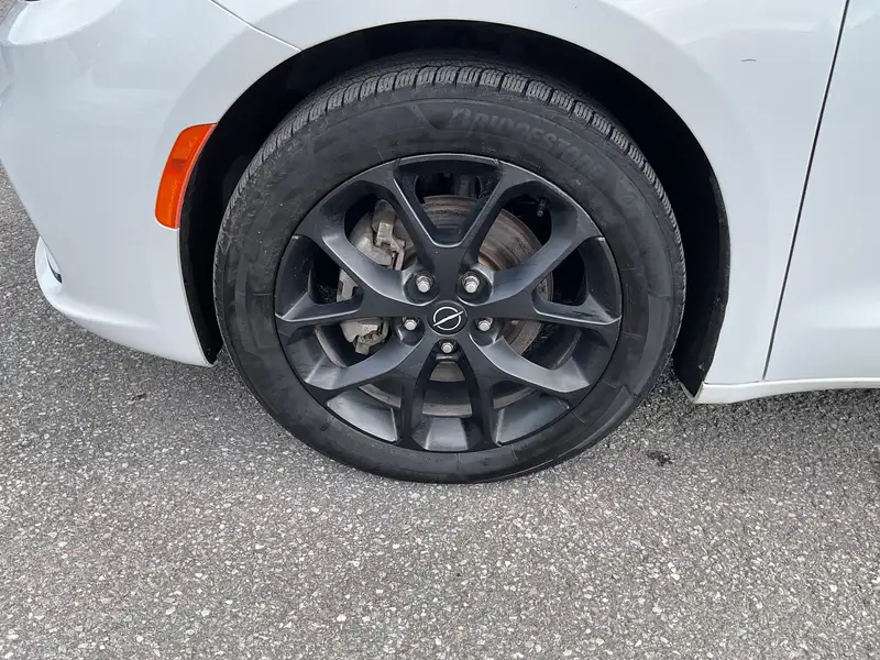 2025 Chrysler Pacifica Limited, bílá, 88 954 km, dovoz Kanada — foto 9 z 12