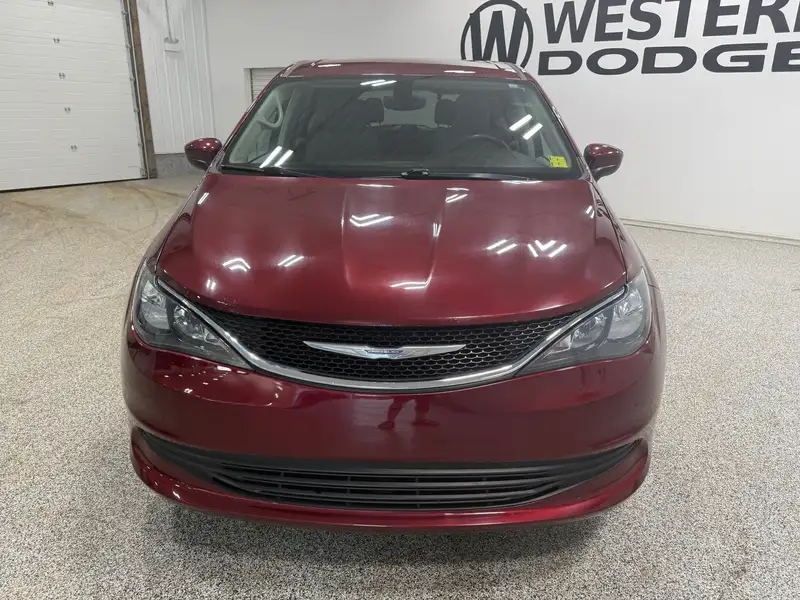 2017 Chrysler Pacifica LX | REMOTE START | BACKUP CAMERA, červená, 105 870 km, dovoz Kanada — foto 2 z 12